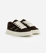 Championes de estilo skater para hombre, confeccionados en poliuretano color marrón oscuro. Poseen punta redonda, caña baja y suela de plataforma blanca. Destacan por sus cordones anchos tipo fat lace y detalles laterales en contraste.