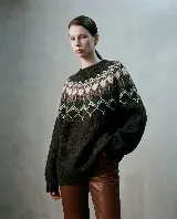 Buzo de tejido de punto con diseño de guarda geométrica en la parte superior, cuello redondo y mangas largas con puños acanalados.