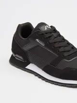 Championes urbanos Rusty modelo Nour, de diseño deportivo con paneles en tonos gris claro, blanco y detalles en celeste. Confeccionados en una combinación de materiales sintéticos y gamuza, cuentan con cordones frontales y suela de goma con relieve.