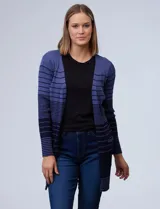 Cardigan largo tejido acanalado a rayas horizontales, con bolsillos delanteros.