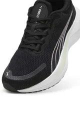 Championes deportivos Puma Scend Pro de color blanco, con detalles en gris y verde lima en el talón, interior y logotipo lateral.