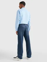 Jeans Tommy Hilfiger modelo Tapered Moore de corte recto y tiro medio, en color azul con lavado Nori Indigo. Confeccionados en mezcla de algodón y cáñamo, cuentan con diseño clásico de cinco bolsillos, cierre de botón y cremallera.