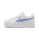Championes Puma modelo Mayze Classic, de diseño urbano con plataforma elevada. Presentan una base blanca con la franja lateral característica de la marca en color lila y detalles de logo en dorado.