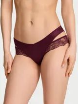 Braguita tipo cheeky de tiro bajo, color bordó, confeccionada en microfibra suave con detalles de encaje elástico y aberturas laterales con diseño de capas.