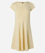 Vestido corto color amarillo pálido, con escote redondo y mangas cortas. Presenta recortes verticales en el torso que definen la silueta y una falda ligeramente acampanada.