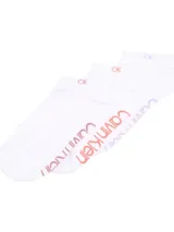 Pack de tres pares de medias tobilleras blancas de punto, con el logo de Calvin Klein estampado en el lateral del pie en tonos rosado, naranja y lila.