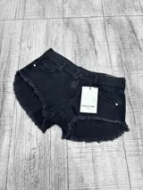 Short de jean negro tiro bajo de la marca Psychic, con diseño corto y terminaciones desflecarse en las piernas.