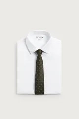Corbata ancha confeccionada en tejido de seda color verde oliva, con estampado de motivos paisley pequeños en tonos claros y forro interior de seda.