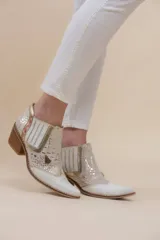 Botas cortas de cuero blanco y dorado con detalles pintados a mano, diseño estilo texano con taco cuadrado y punta fina.