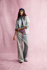 Camisa de denim en tono celeste claro, de manga larga con puños abotonados, cuello camisero clásico y cierre frontal de botones. Cuenta con el logotipo de Fruit of the Loom bordado a tono en el pecho.