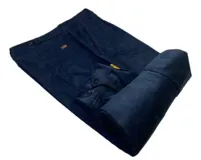 Pantalón de pana color bordó, de corte recto, con bolsillos laterales y traseros.