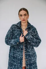 Tapado 3/4 de paño tejido en calidad italiana, color azul marino y blanco con textura bouclé, cuello camisero, cierre frontal de botones y bolsillos con solapa en el pecho.