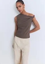 Pantalón largo color beige de tiro medio, con cintura elástica y bolsillos laterales.