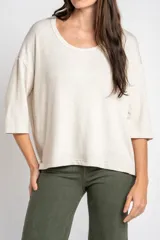 Remera color arena con efecto melange, de corte oversize, cuello redondo y mangas 3/4.