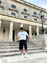 Bermuda negra de vestir, corte ancho y largo a la rodilla.