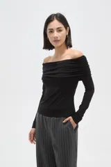 Top manga larga de viscosa color negro, con diseño strapless y detalle de frunces en la parte superior del escote.