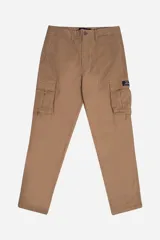 Pantalón cargo color beige, de corte recto, con bolsillos laterales y traseros.
