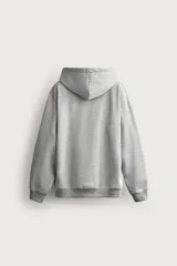 Sudadera con capucha de corte relajado, confeccionada en tejido de algodón con interior cepillado. Presenta manga larga, bolsillo frontal tipo canguro y acabados en rib en puños y bajo.