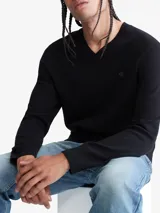 Sweater negro de lana merino con cuello en V y logo CK bordado en el pecho.