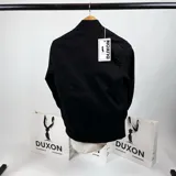 Campera bomber negra de gabardina con cierre frontal, cuello, puños y ruedo acanalados. Tiene bolsillos laterales y logo bordado en el pecho.