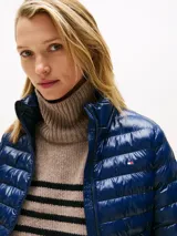 Campera puffer de Tommy Hilfiger en color azul brillante, con diseño acolchado, capucha extraíble, cierre frontal de cremallera, bolsillos laterales y puños elásticos.