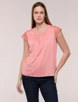 Remera color salmón de silueta semi holgada, con escote redondo amplio, detalle de frunces en el busto y mangas cortas de crochet calado.