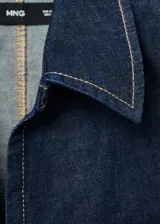 Top sin mangas estilo chaleco confeccionado en tejido de algodón y lino, con cuello solapa, cierre frontal con cremallera y costuras en contraste.