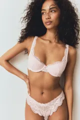 Soutien push-up de encaje color rosado con aros, copas con relleno, tirantes ajustables y detalle de encaje en los tirantes y la banda inferior.