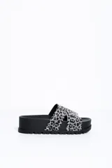 Sandalia de plataforma plana color negro, con faja de gamuza con estampado animal print en tonos grises y negros, decorada con tachas metálicas plateadas.