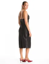 Vestido midi de satén color azul marino, con escote drapeado y breteles finos regulables. Presenta una silueta fluida con caída suave.