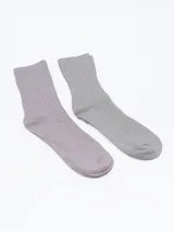 Pack de dos pares de medias de caña media, una rosa y otra gris, con diseño acanalado.