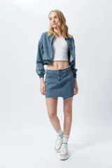 Minifalda de jean negra con corte asimétrico en el frente y deflecado tanto en la cintura como en el ruedo.