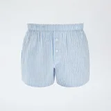 Pack de tres bóxer de algodón con cintura elástica y cierre con botones. Incluye un bóxer a cuadros celestes y blancos, uno liso celeste y uno a rayas verticales celestes y blancos.