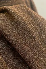 Vestido largo negro con brillo sutil, escote profundo en V y cintura marcada con frunces. Diseño sin mangas y falda amplia.