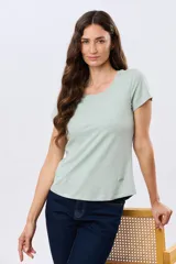 Remera básica de algodón color negro, con cuello redondo y mangas cortas de corte clásico.