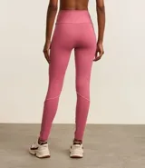 Calza deportiva larga color rosa con cintura alta, bolsillos laterales y franjas blancas en los laterales.