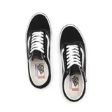 Zapatillas Vans Pro Skate Old Skool, color negro con la clásica franja lateral blanca, cordones blancos y suela de goma blanca con detalles en negro.
