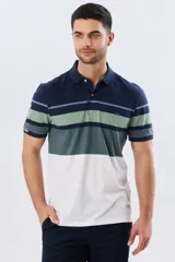 Remera polo de manga corta con diseño de franjas horizontales en tonos azul, salmón, celeste y beige. Cuenta con cuello clásico y cierre frontal de dos botones.