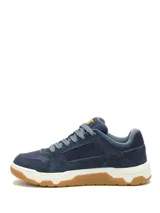 Championes Caterpillar modelo Theorem, de color azul con entresuela blanca y suela de goma color camel. Diseño de estilo urbano con cordones grises y logo de la marca en el lateral y la lengüeta.