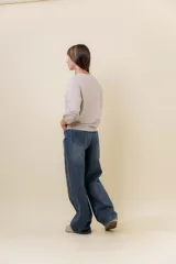 Jean wide leg de tiro alto con costura frontal decorativa, bolsillos delanteros con remaches y bolsillos traseros amplios. Presenta un interior afelpado para mayor abrigo.