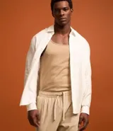 Pantalón Marfinno de corte recto para hombre, color beige, con textura efecto lino, cintura elástica con cordón ajustable y bolsillos en el frente y la espalda.