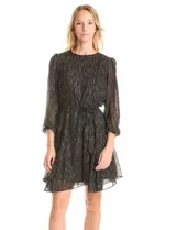 Vestido corto de gasa negra con estampado de rayas verticales doradas y plateadas. Tiene mangas largas semitransparentes con puños elastizados, cuello redondo, cintura con lazo ajustable y falda evasé con vuelo. La espalda presenta una abertura tipo lágrima con botón en la nuca.