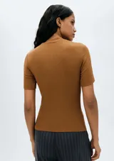 Camiseta verde claro de tela acanalada, con cuello alto y mangas cortas.