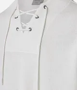 Bata masculina de manga larga en color blanco, confeccionada en tejido texturizado de algodón y poliéster. Presenta cuello en V con detalle de cordones cruzados y lazo ajustable.