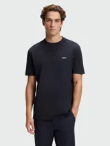 Remera de algodón de corte regular, color azul oscuro, con cuello redondo y logo de la marca estampado en pequeño en el pecho.