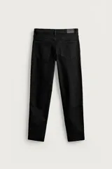 Jeans slim fit de color negro para hombre, con tiro medio, diseño de cinco bolsillos y cierre frontal con cremallera y botón.
