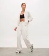 Pantalón deportivo de corte recto confeccionado en una mezcla de modal, poliéster y elastano. Presenta una cintura elástica con cordón ajustable y bolsillos delanteros aplicados, ofreciendo una caída fluida y cómoda.