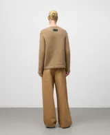 Cárdigan de punto color camel con cuello en pico, manga larga y cierre frontal de botones. Confeccionado en mezcla de alpaca y lana con acabados en canalé.