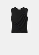 Top negro sin mangas de cuello redondo, con diseño drapeado en el delantero y detalles de encaje en el hombro y lateral.