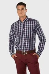 Camisa de manga larga con diseño de cuadros en tonos azul marino, blanco y bordó, con cuello abotonado y cierre frontal de botones.